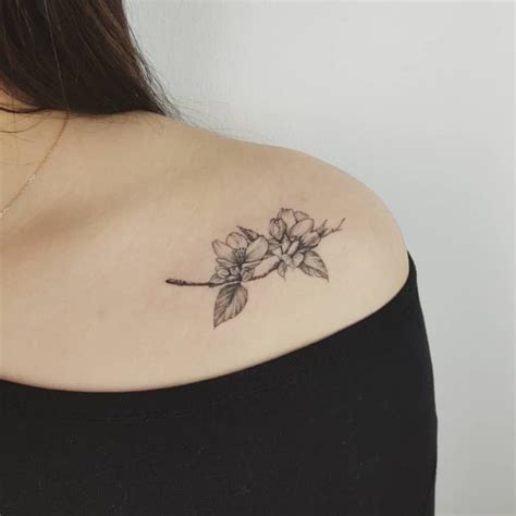 tatuajes para mujeres en el pecho y su significado|Tatuajes de Mujer en el Pecho: Significado, Diseños y tips